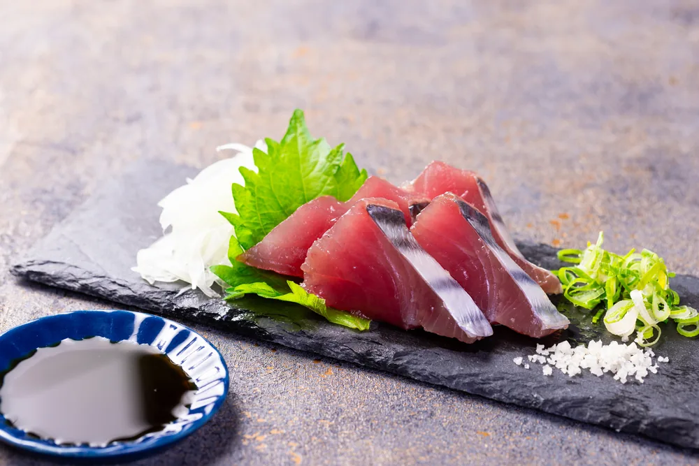 カツオの皮付き銀皮造り