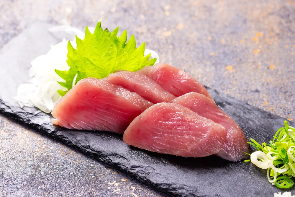 カツオの刺身の盛り付け
