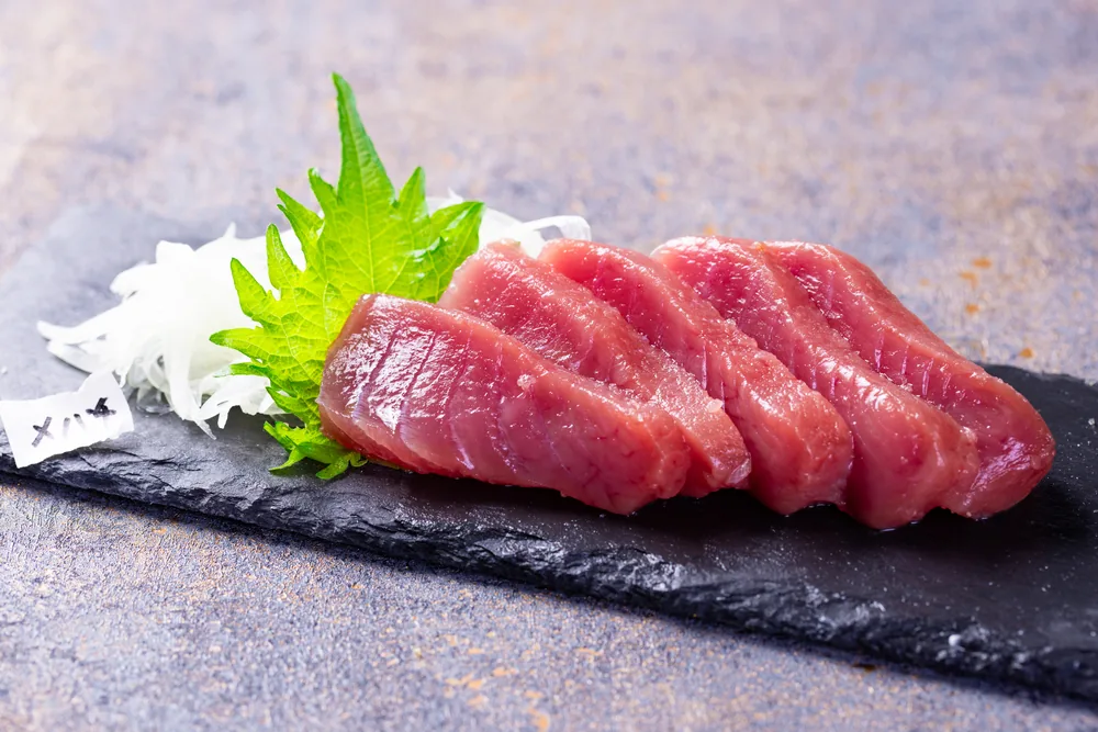 メバチマグロの刺身の盛り付け
