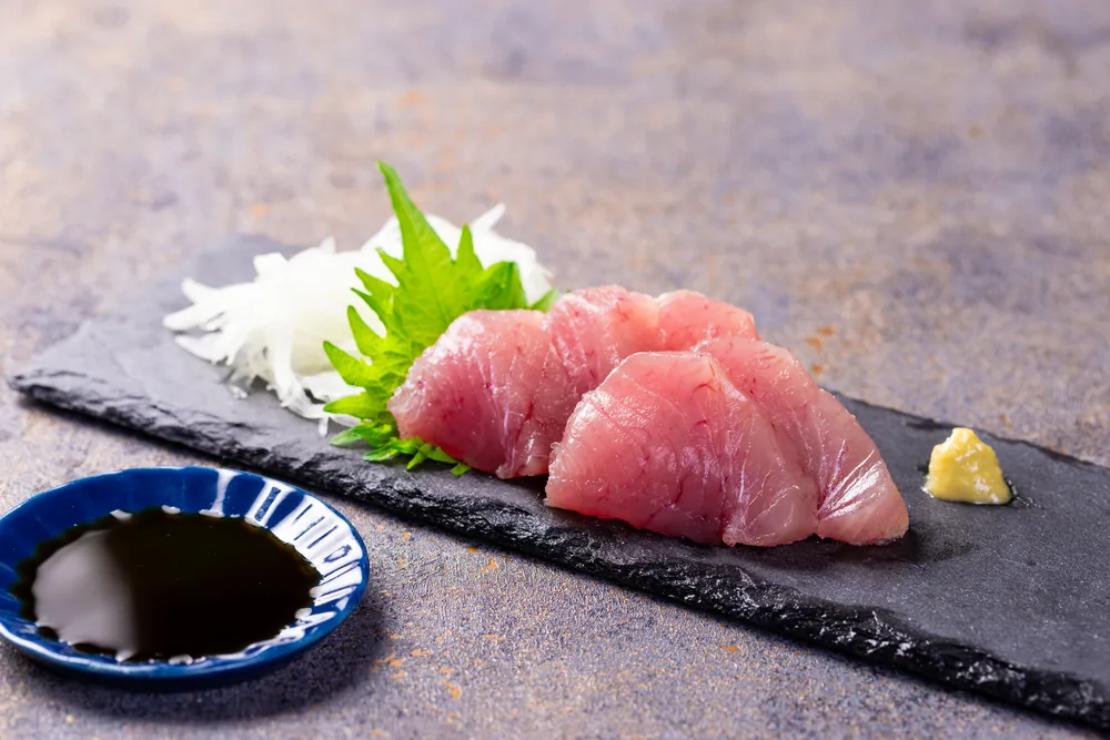 ビンチョウマグロの刺身の盛り付け