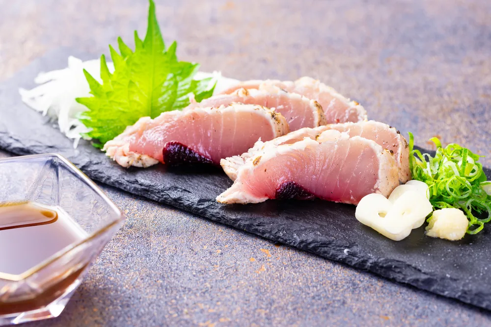 ビンチョウマグロのタタキの盛り付け