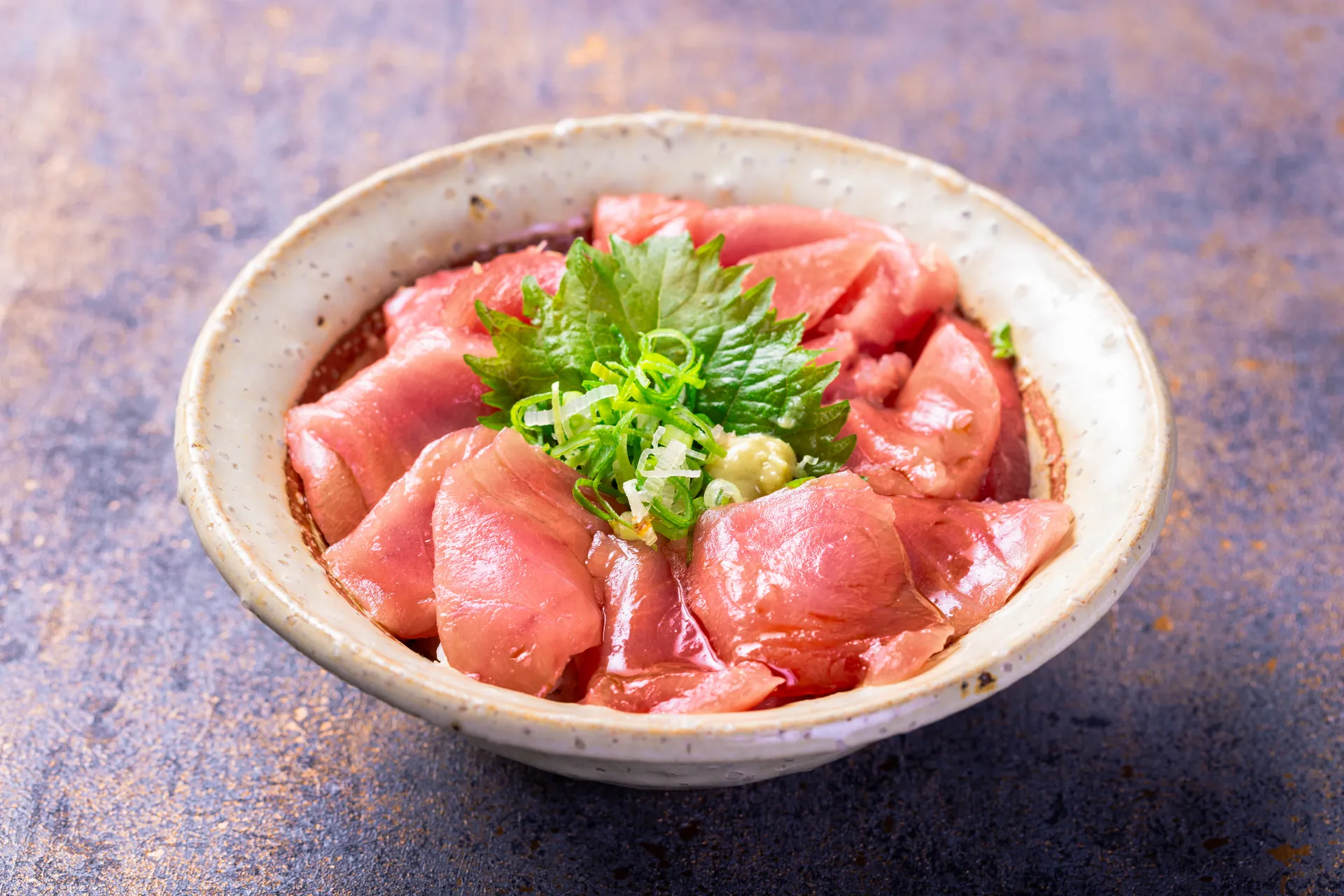 鮮度を保った鮪の切り落とし丼