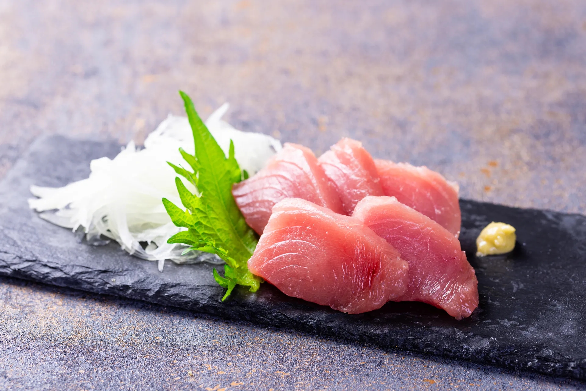 冷たいまま仕立てたキハダマグロの刺身